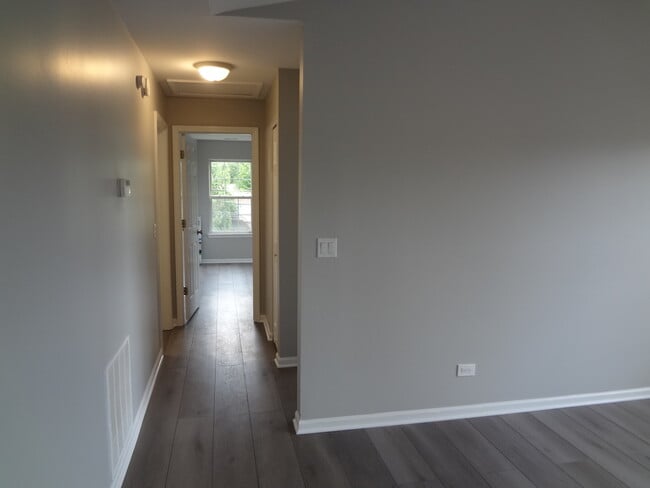 Building Photo - 1127 N Red Oak Cir