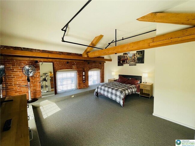 Building Photo - 101 W Race St