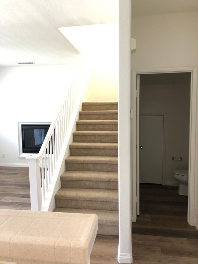 Building Photo - CHARMING 3 BR/2.5 BATH  " TWELVE PICKET LA...