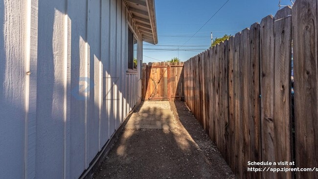 Building Photo - 1339 Camellia Dr