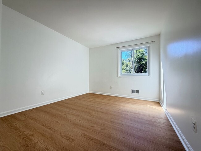 Building Photo - Spacious & Updated Pasadena Townhome for Rent