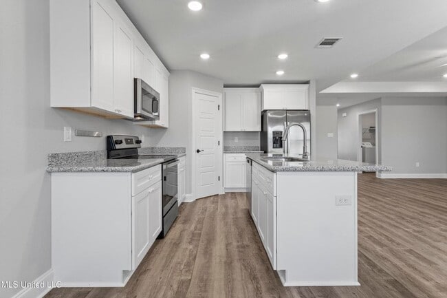 Building Photo - 3 Bed / 2 Bath Home – Modern Finishes & Convenient Location