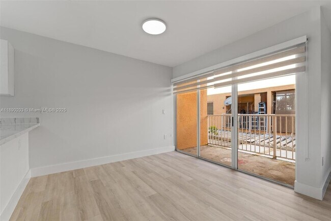 Building Photo - 6255 SW Kendale Lakes Cir