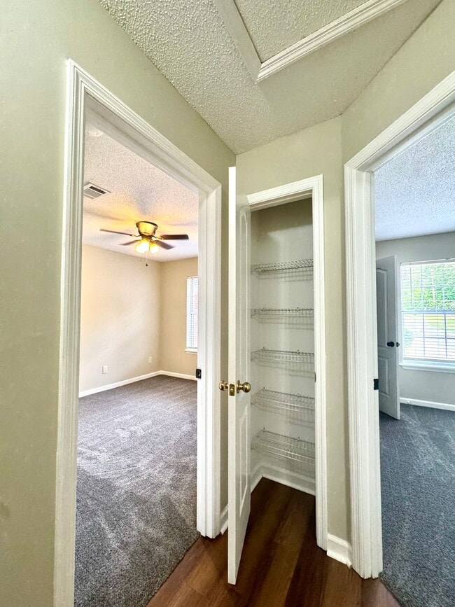 Building Photo - Your Private Retreat 3 Bedroom 2 Bath RentalAwaits!