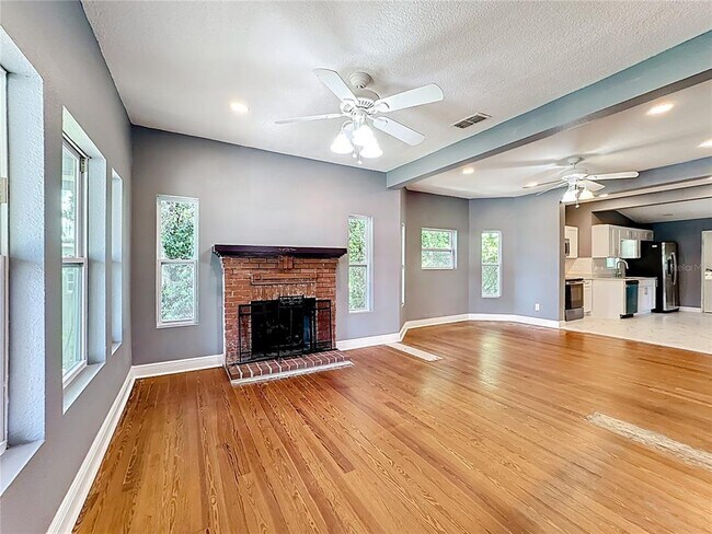 Building Photo - 2409 Drake Dr