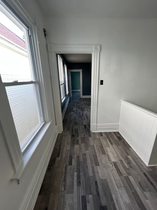 Building Photo - 2106 Lawn Ave