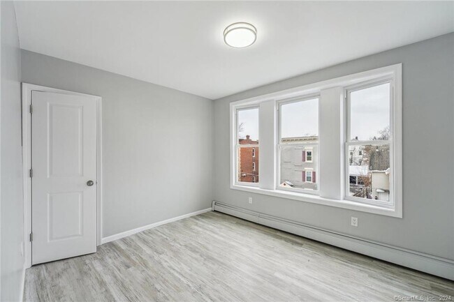 Building Photo - 58 Bond St