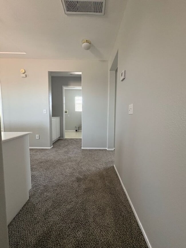 Building Photo - 4 Bedroom with NEW Carpet & Paint