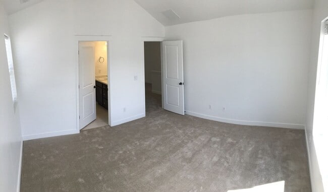 Building Photo - Pet Friendly Gorgeous Row End Townhome w 2...