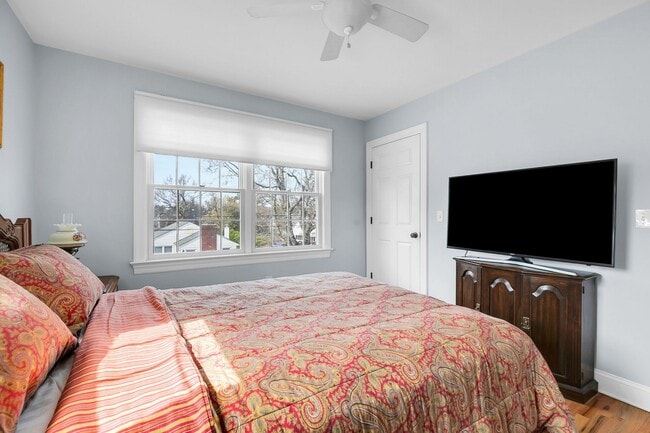 Building Photo - 11 Lakeside Ave