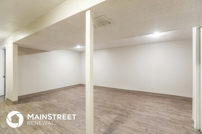 Building Photo - 5820 NW Aspen Ln