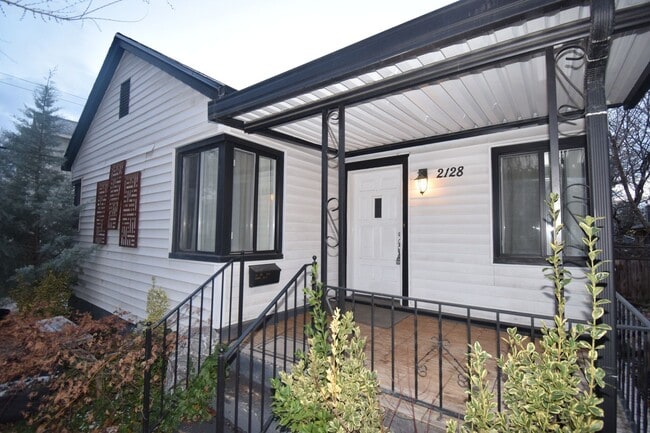 Building Photo - Bright & Updated 3 Bed Near Sugarhouse!!