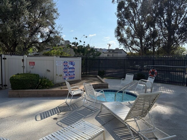 Building Photo - Nicely upgraded Townhome is East Simi
