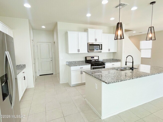 Building Photo - 866 E Artesia Pl
