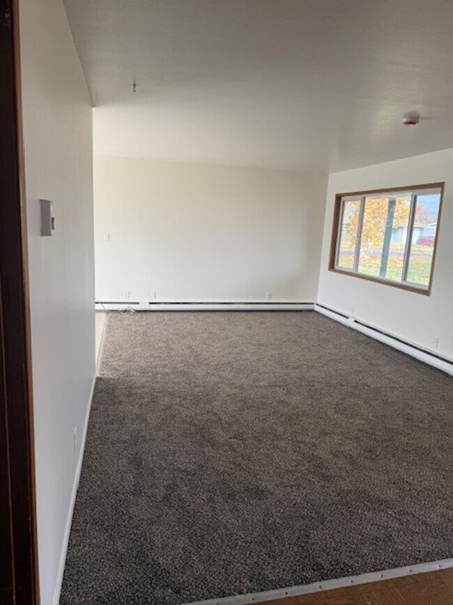 Building Photo - 3 bed, 1 bath, large 1 car garage