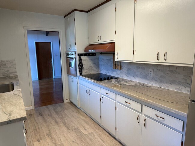 Building Photo - Desirable St Francis Neighborhood