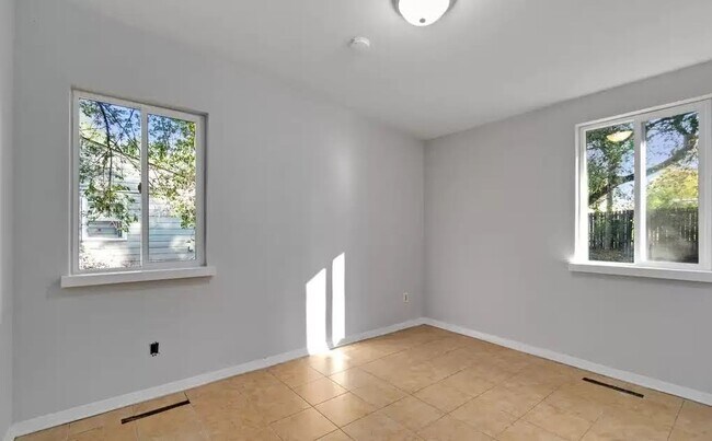 Building Photo - 621 W Prospect Rd