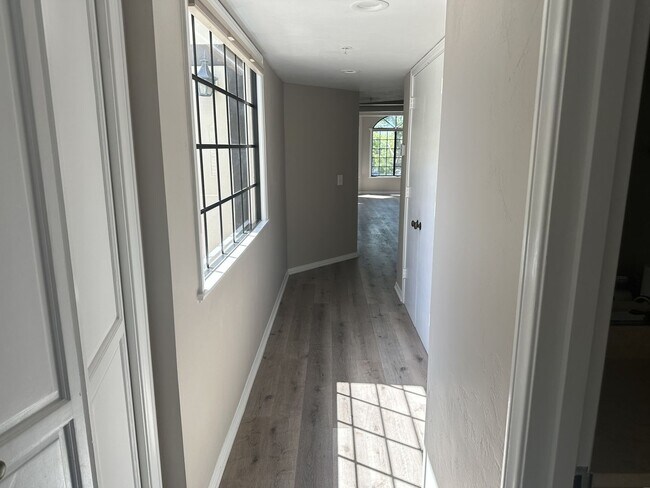 Building Photo - 1641