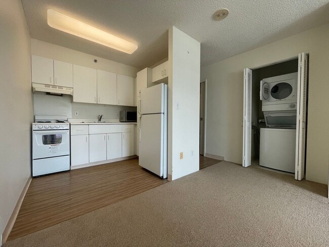 Building Photo - Centrally and Conveniently located  1 Bed 1 Bath 1 Parking Makiki