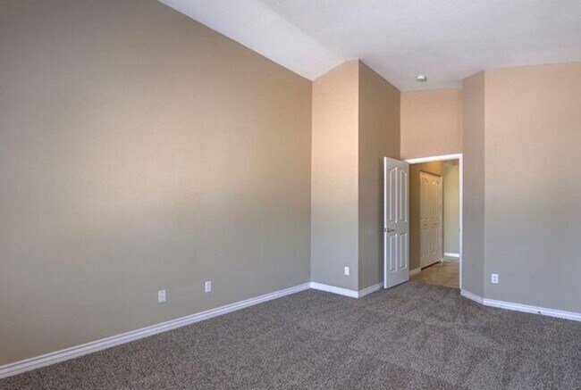 Building Photo - Single Story Gem!