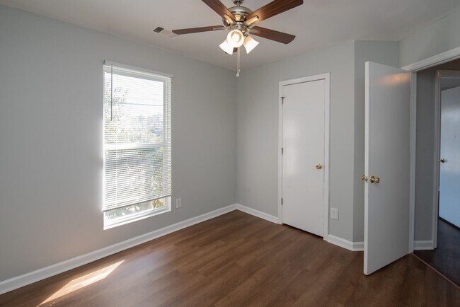 Building Photo - Charming Pepperidge Home with Fireplace & Large Backyard