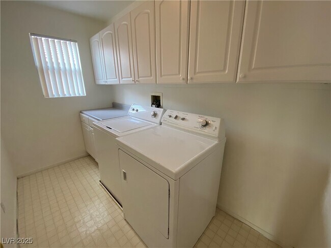Building Photo - 1317 Woodmore Dr