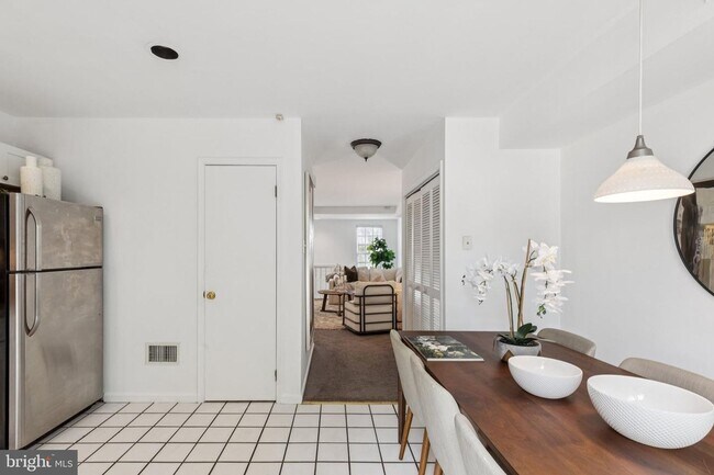 Building Photo - Great Townhouse w/ 2 Bedrooms, 1.5 Baths, ...