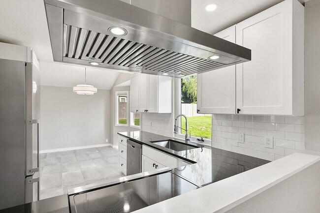 Building Photo - Inviting Everett Home Featuring 3 Bedrooms, Fireplace, and Fully Fenced Backyard