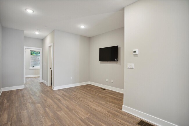 Building Photo - 1618 N Sydenham St