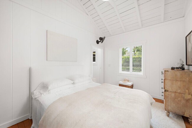 Building Photo - Classic Modern Cottage in Laguna Village