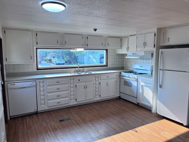 Building Photo - Home Sweet Home in Marianna Village - 2 bedroom and 1.5 bath