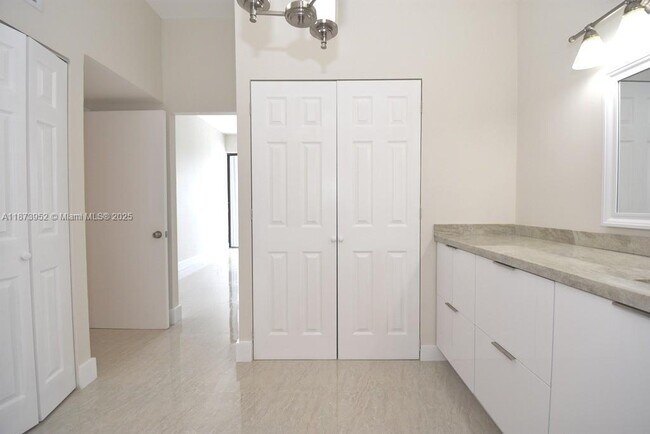 Building Photo - 3701 N Country Club Dr