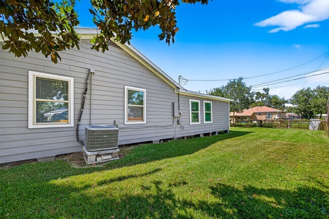 Building Photo - 2217 10th St