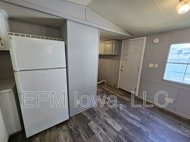Building Photo - 700 W Ridgeway Ave