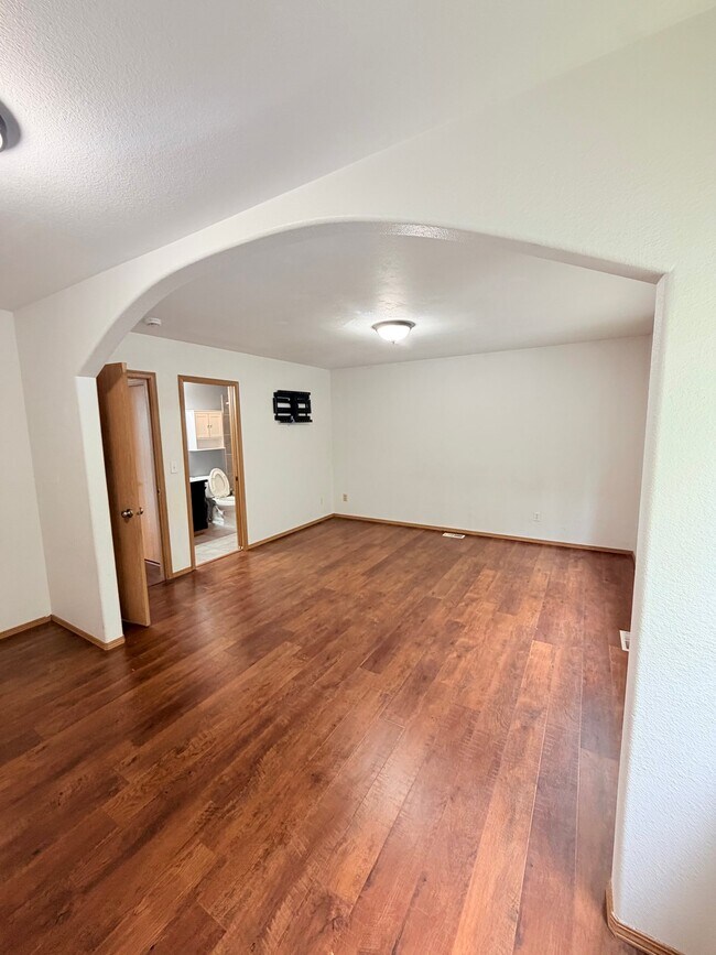 Building Photo - 8140 Queen Victoria Dr