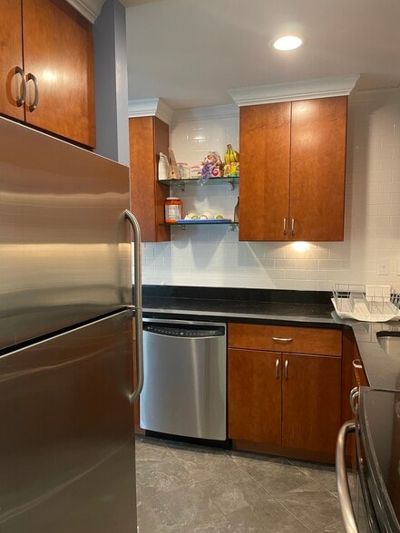 Kitchen - 10 W Hill St
