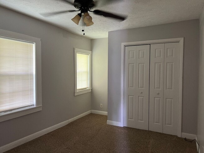 Building Photo - 3 bed 2 full bath -one level house in Jone...