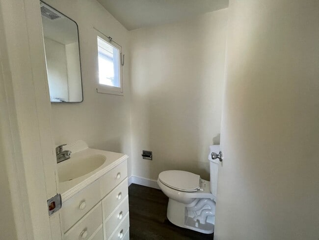 Building Photo - 3 bedroom 1 1/2 bath newly remodeled Roseb...