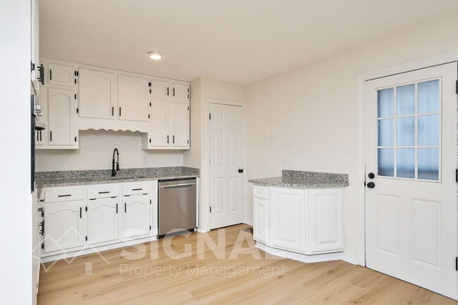 Building Photo - 432 Argonne Dr NE