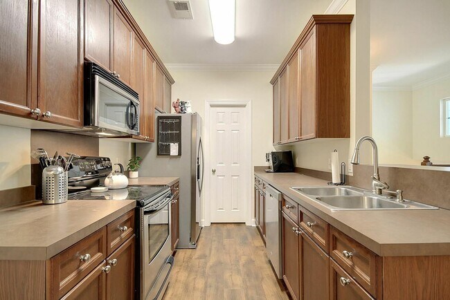 Building Photo - 148 Golfview Ln