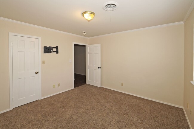 Building Photo - Spacious Canyon Home