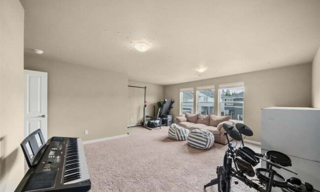 Building Photo - Teheleh Welcomes You Home to This 5 Bed Be...