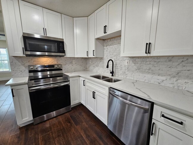 Building Photo - Near Bishop Arts District 2-bedroom, 1-bath duplex