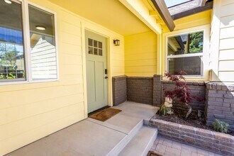 Building Photo - Bright Two Bedroom One Bath Near Downtown ...