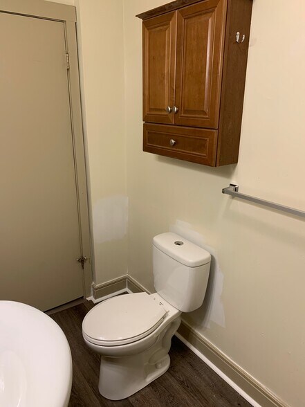 full bath - 1230 Highland St
