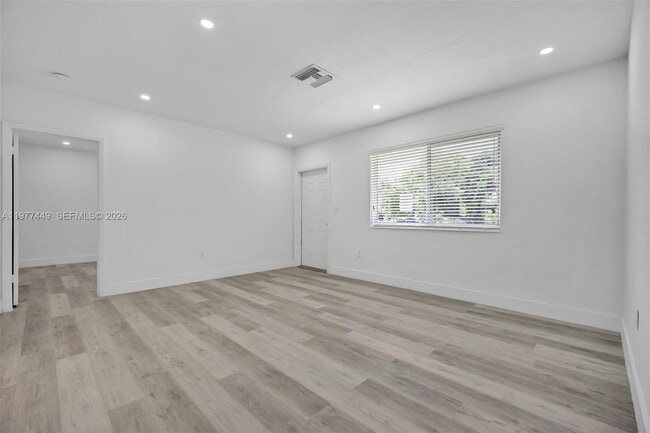 Building Photo - 1401 NE 152nd St