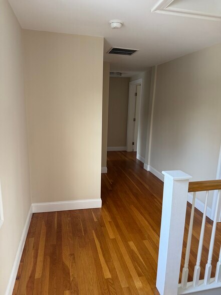 Building Photo - 17 Linden St