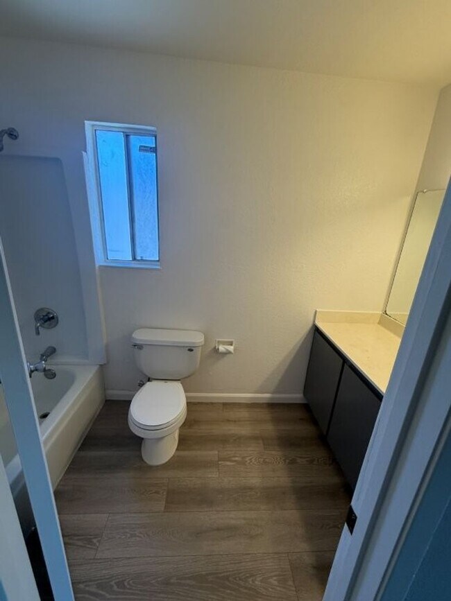 Building Photo - Rare Remodeled 5 Bedroom 2.5 Bath Tri Level in Vacaville