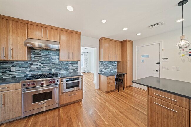 Building Photo - 66 Roosevelt Rd