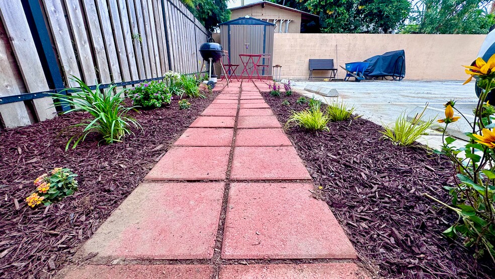 parking spaces - 2821 1/2 S Sycamore Ave